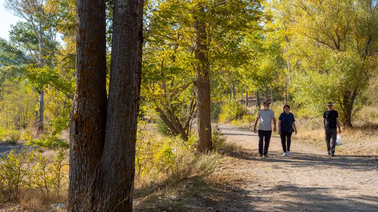 Gölcük Tabiat Parkı’nda sonbahar renk cümbüşü büyülüyor 12