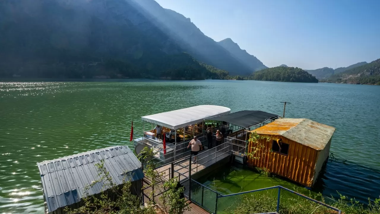 Doğaseverler Karacaören 2 Baraj Gölü'nü tekneyle geziyor 2