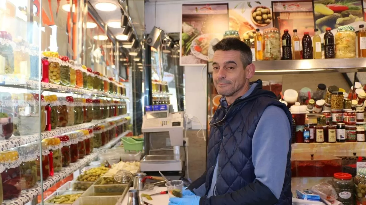 Karşılıklı turşu dükkanı işleten çiftin hikayesi "Neşeli Günler" filmini hatırlatıyor 14