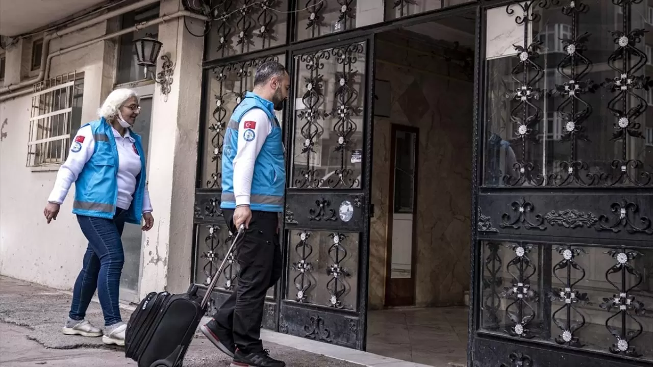 Yaşlıların evini diş kliniğine çeviriyor, bakıma muhtaç hastalara konfor sağlıyorlar 1