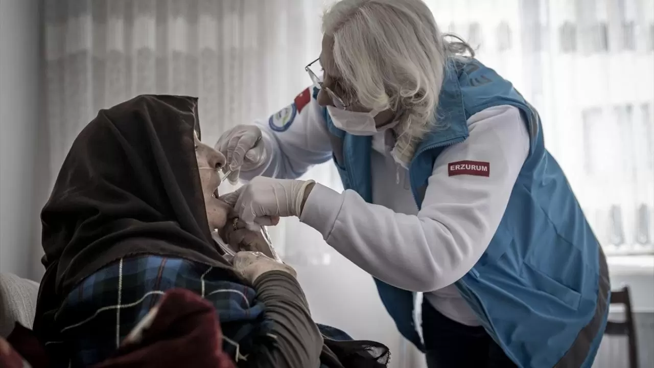 Yaşlıların evini diş kliniğine çeviriyor, bakıma muhtaç hastalara konfor sağlıyorlar 4