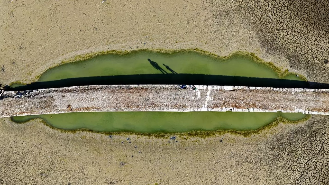 Barajda su çekildi, 600 yıllık köprü yeniden ortaya çıktı 2