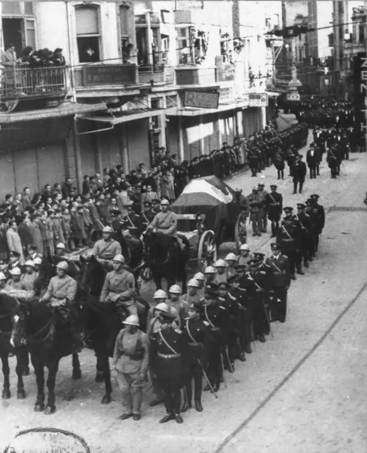 Bir ulusun gözyaşları: Arşiv fotoğraflarında Atatürk’ün ebediyete uğurlanışı 11