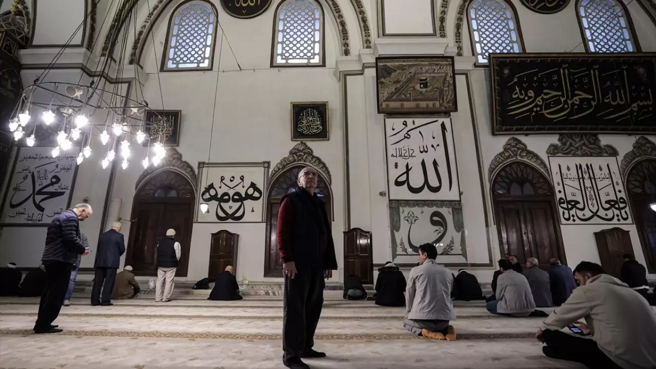 Emekli öğretmen hayranlık duyduğu hat sanatını öğrenip atölye kurdu 9