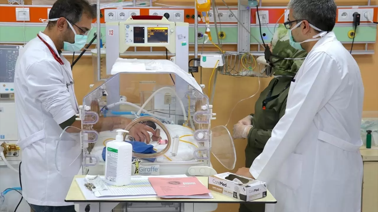 Prematüre ikiz bebekler, sağlık çalışanlarının "şefkat nöbeti" ile hayata tutundu 3
