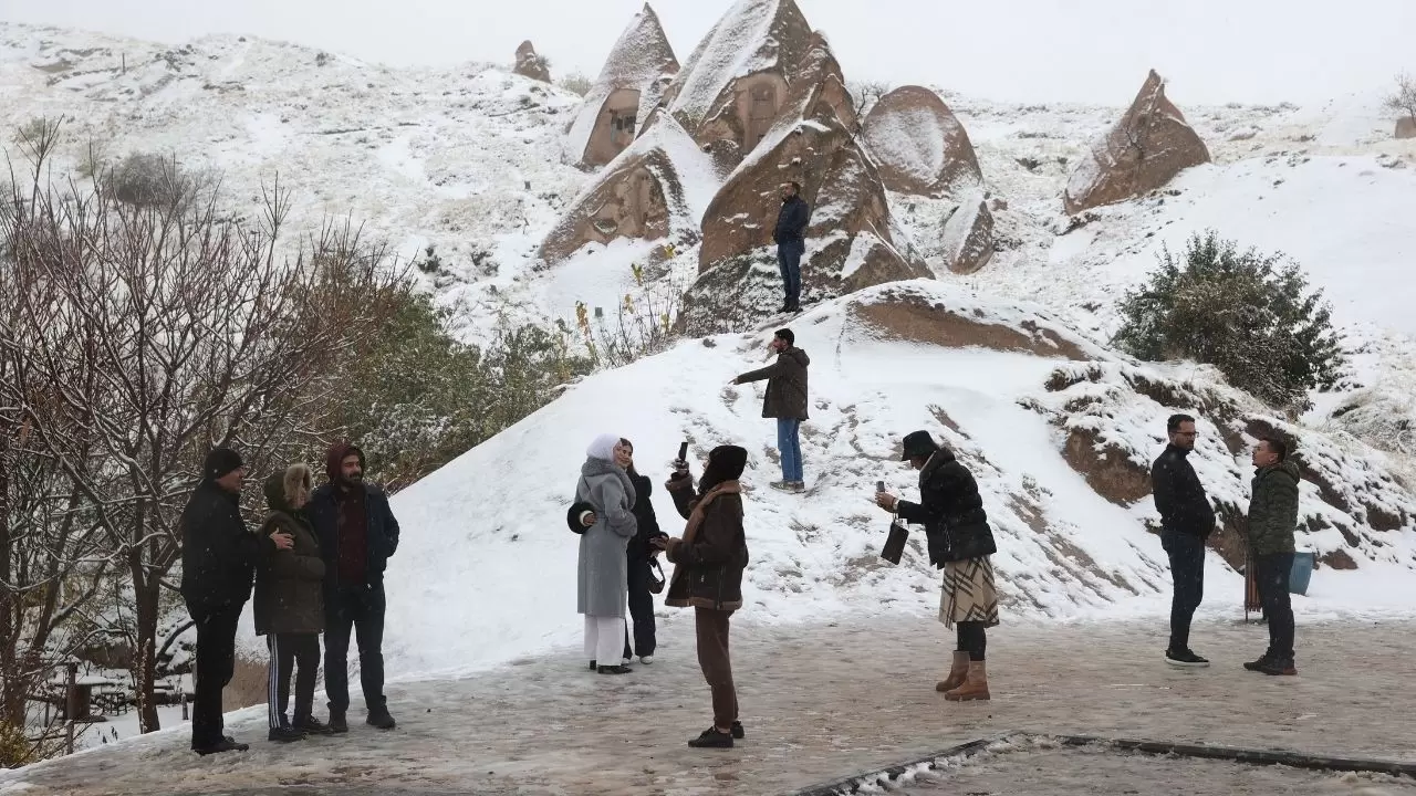 Kapadokya’da mevsimin ilk karı peribacalarını beyaza bürüdü: Masalsı manzaralar turistlerin ilgisini çekti 3