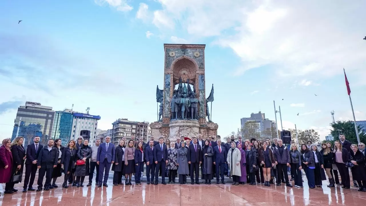 Taksim’de anlamlı tören: Öğretmenler günü için Cumhuriyet Anıtı'na çelenk bırakıldı 6