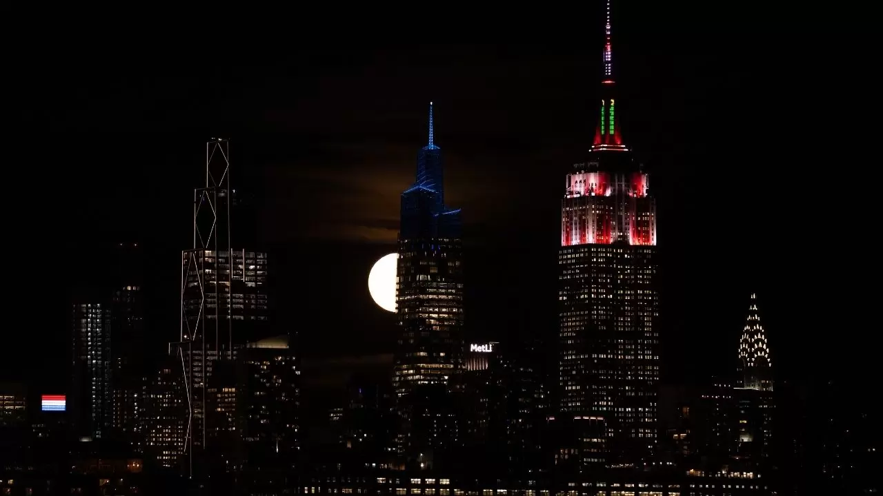 New York’ta “Kunduz Ayı” büyüledi: Gökyüzünde muhteşem dolunay manzarası 7