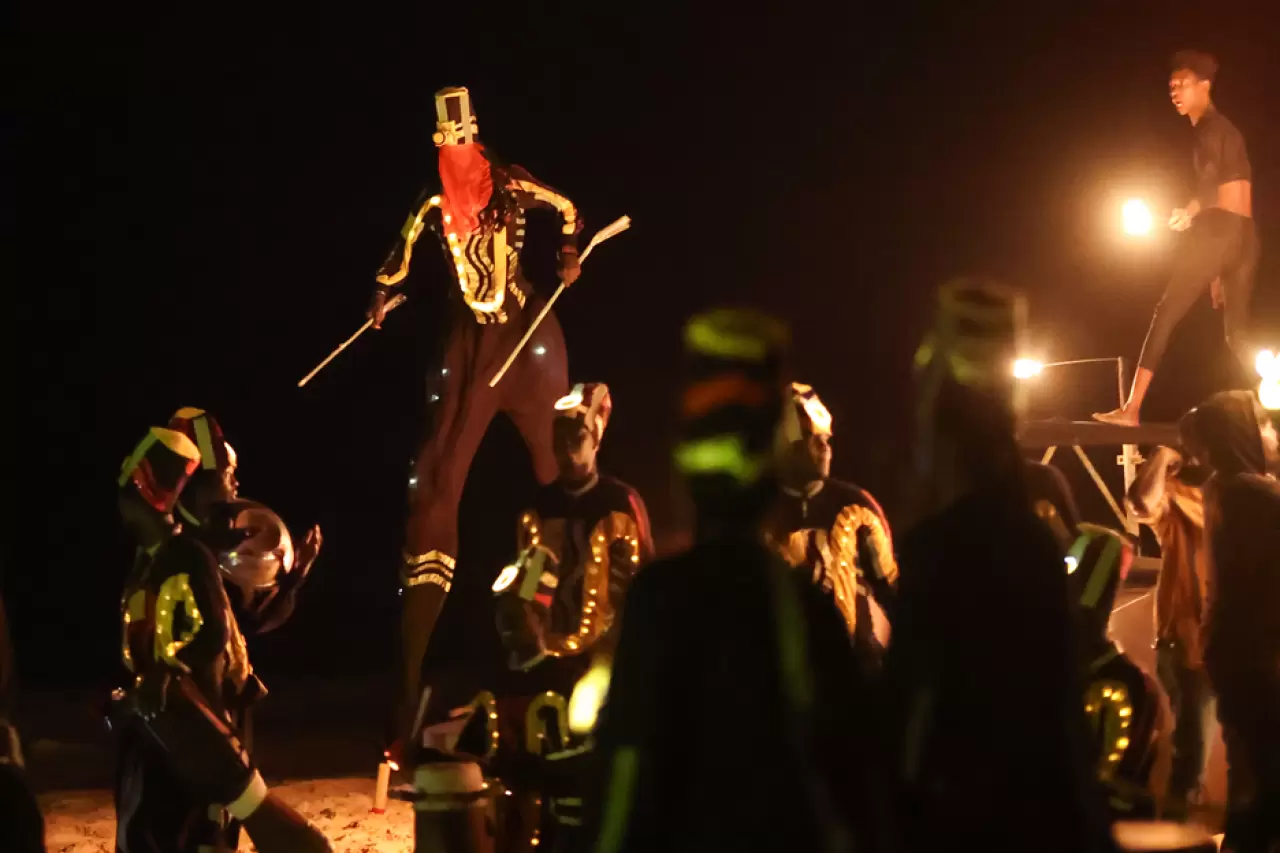 Senegal'de okyanus kenarında ateş gösterisi düzenlendi 3