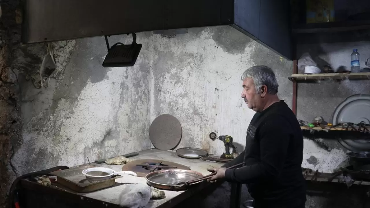 41 yıllık mesleğini bırakıp "unutulmasın" diye kalaycılığa başladı 2