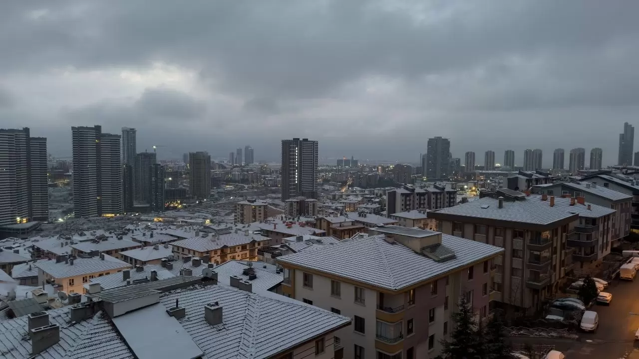 Ankara’da kar etkili oldu, araçlar ve çatılar beyaza kaplandı 3