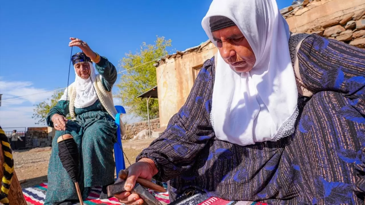 Evinin bahçesindeki tezgahta asırlık yöntemle kilim dokuyor 10