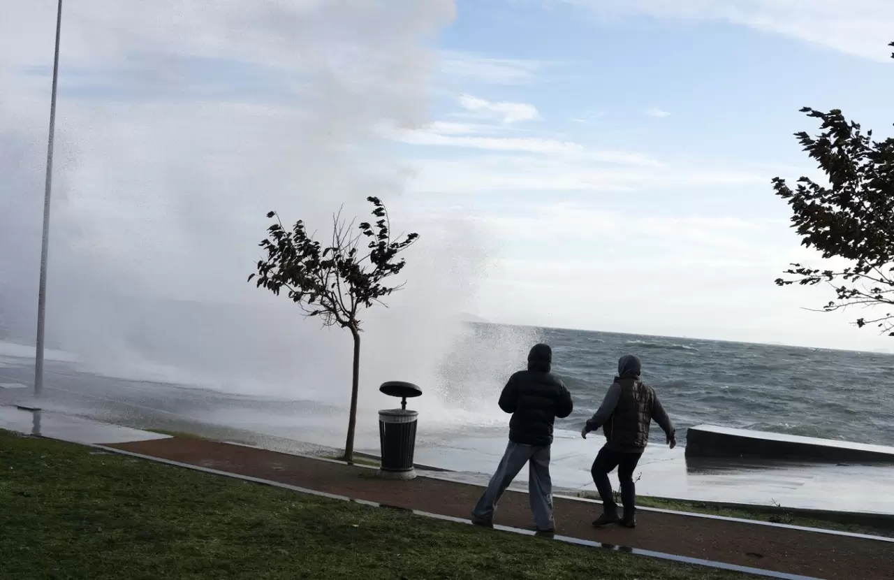 İstanbul'da dev dalgalara aldırış etmeden fotoğraf çekildiler 3