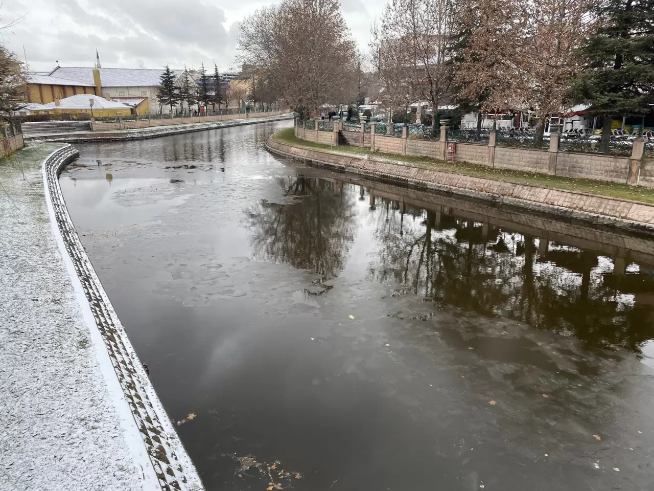 Eskişehir'de kaldırımlar buz pistine döndü: Porsuk Çayı buz tutmaya başladı 4