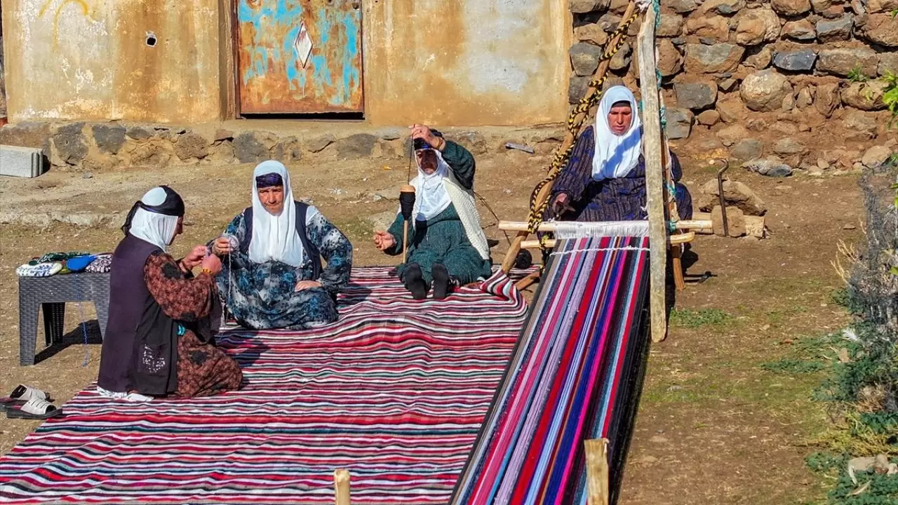 Evinin bahçesindeki tezgahta asırlık yöntemle kilim dokuyor 2