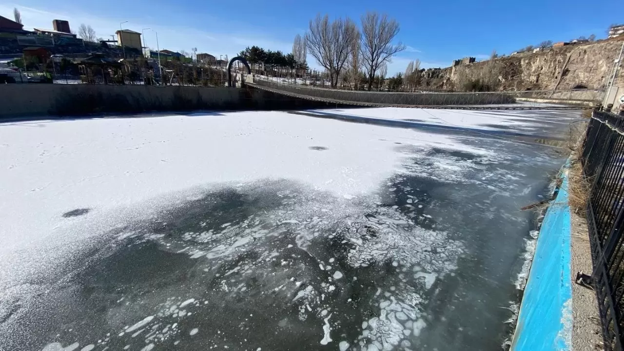 Ardahan’da kış kabusu: Göle’de rekor soğuk, nehirler buzla kaplandı 2