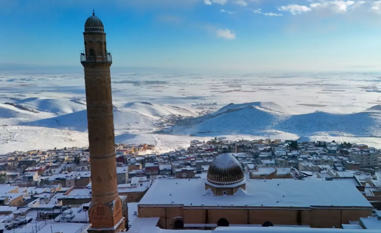Mardin’de kar manzarası hayran bıraktı! Tarihi yapılar havadan görüntülendi 4