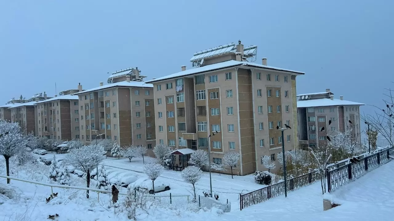 Van’da yoğun kar yağışı: Uçak seferleri rötar yaptı 3