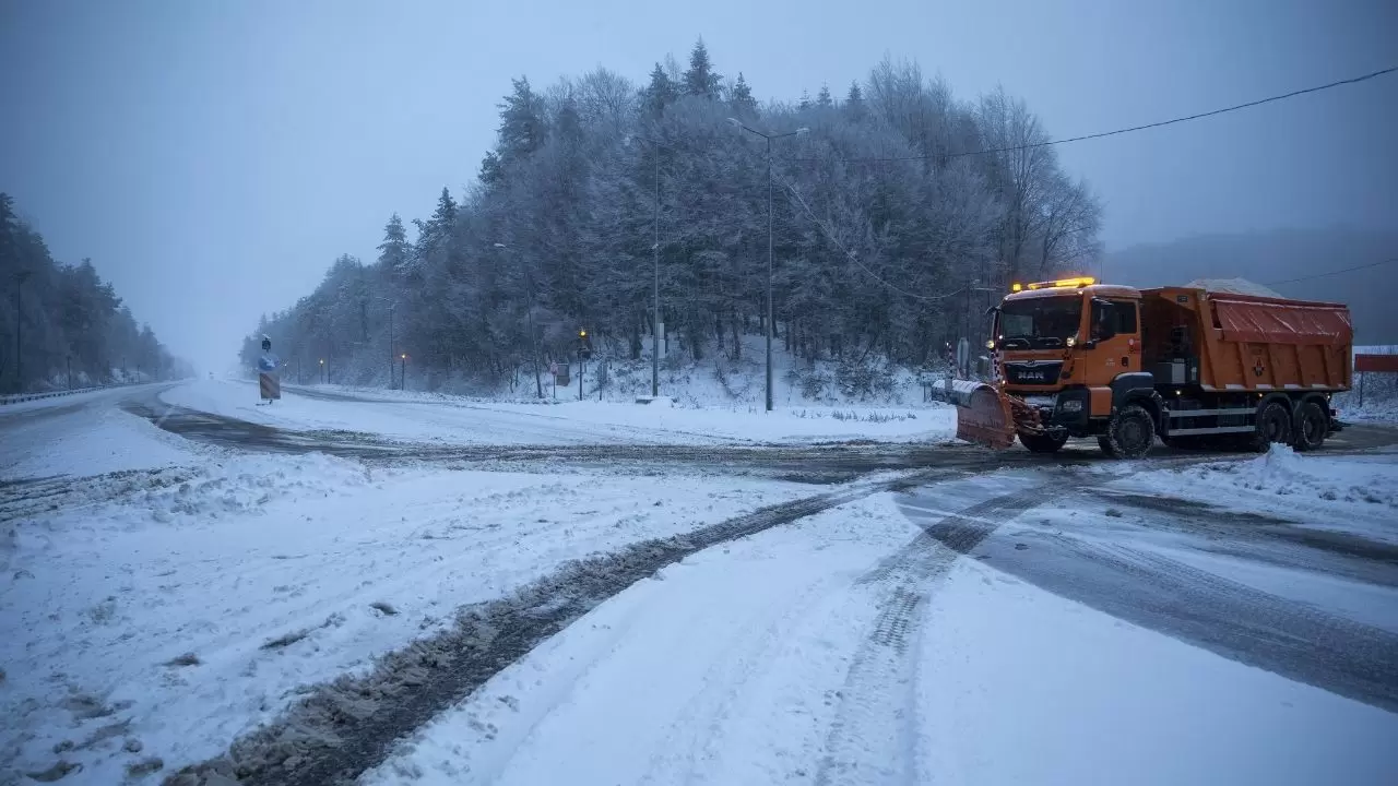 Bolu Dağı’nda kar etkili oluyor: Sürücülere kış lastiği uyarısı 1