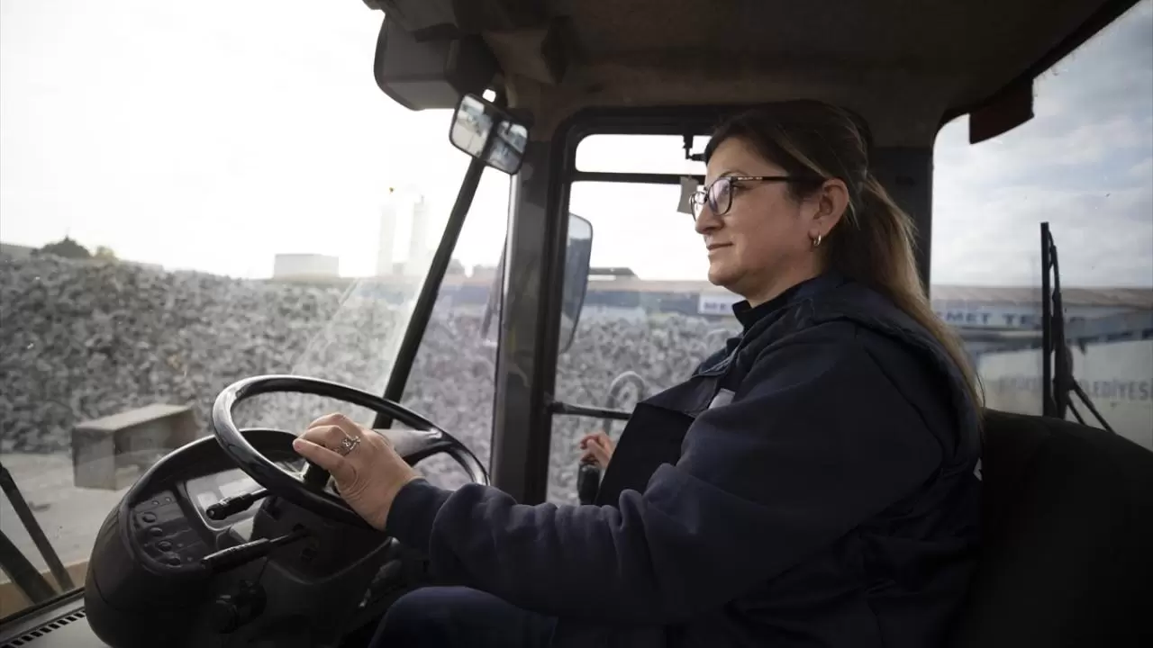 Ailesi karşı çıktı, o pes etmedi: Dozer operatörü olarak hayallerine kavuştu! 3