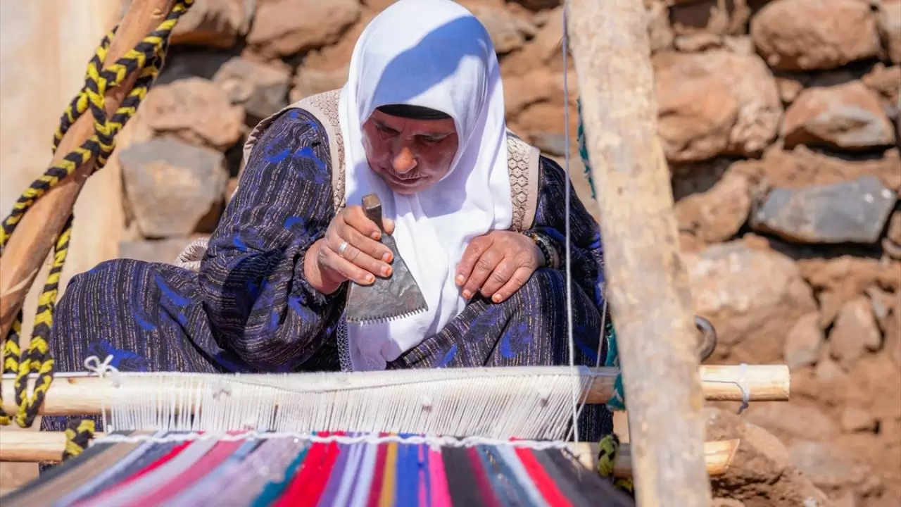 Evinin bahçesindeki tezgahta asırlık yöntemle kilim dokuyor 7