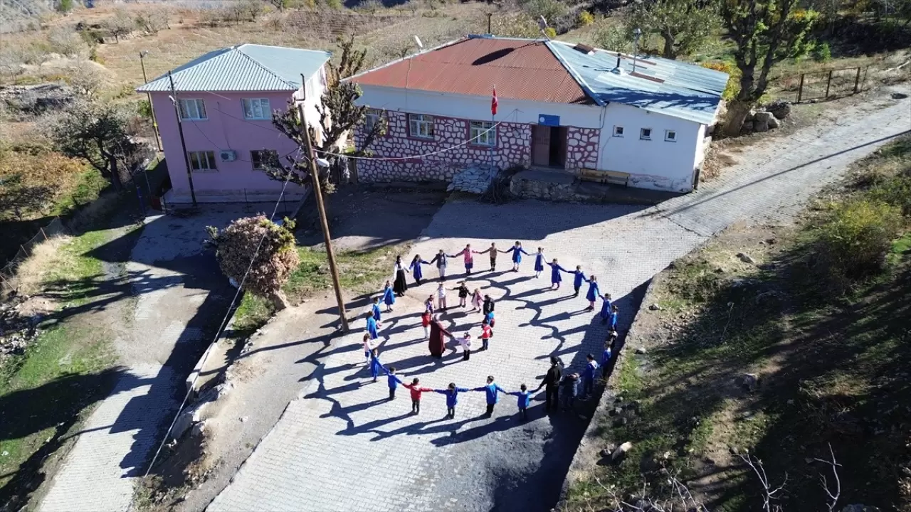Zorluklara meydan okuyan Çukurköy öğretmenleri: Dağların ardından gelecek aydınlatıyor! 1