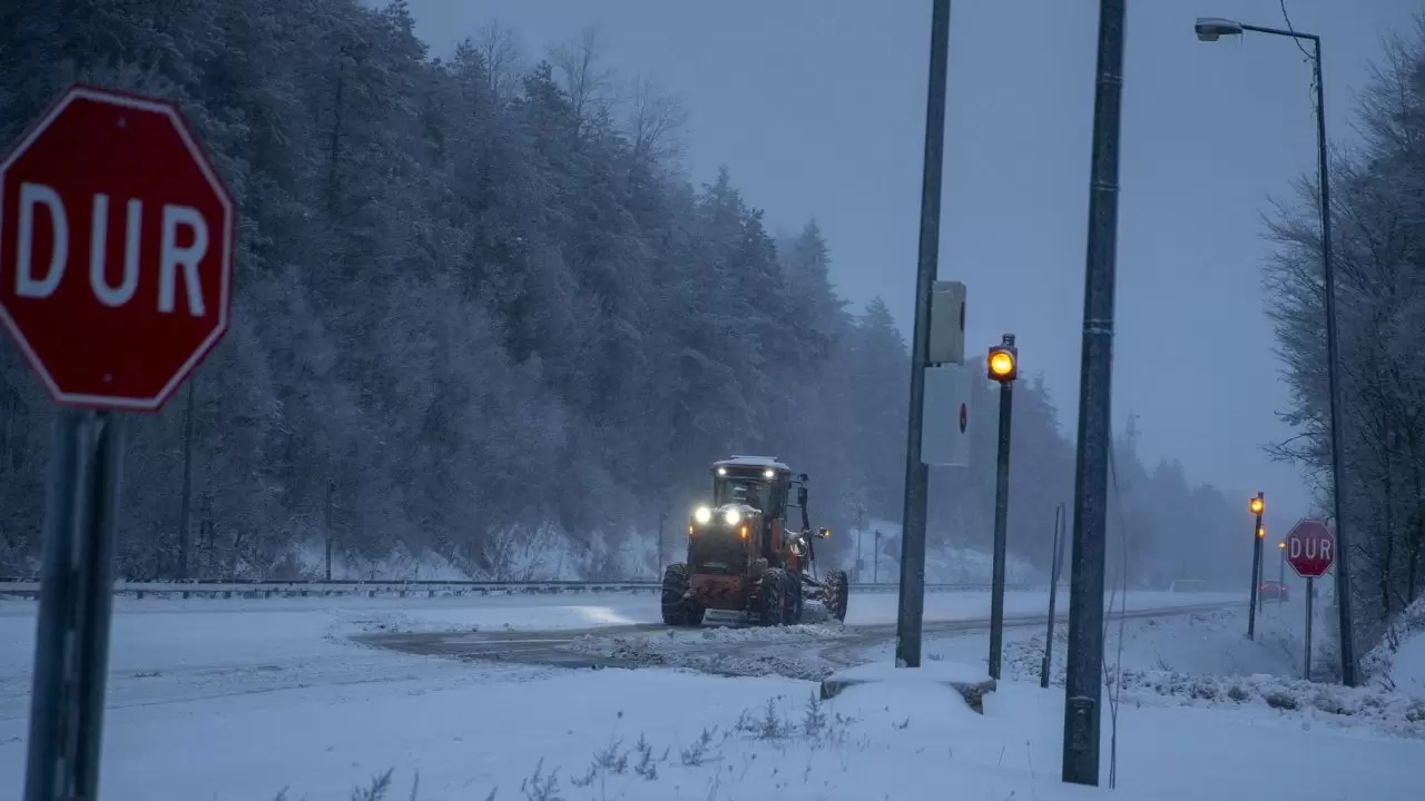 Bolu Dağı’nda kar etkili oluyor: Sürücülere kış lastiği uyarısı 17