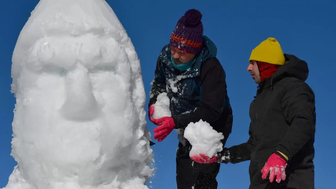 Beyaz örtüde vefa: Sarıkamış’ta kardan heykeller yükseliyor 8