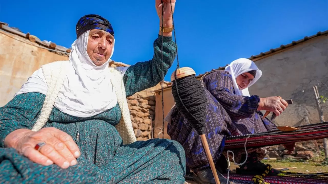 Evinin bahçesindeki tezgahta asırlık yöntemle kilim dokuyor 6
