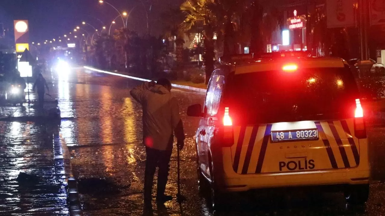 Bodrum’u gece vuran sağanak felaketi: Duvar çöktü, yollar göle döndü 8
