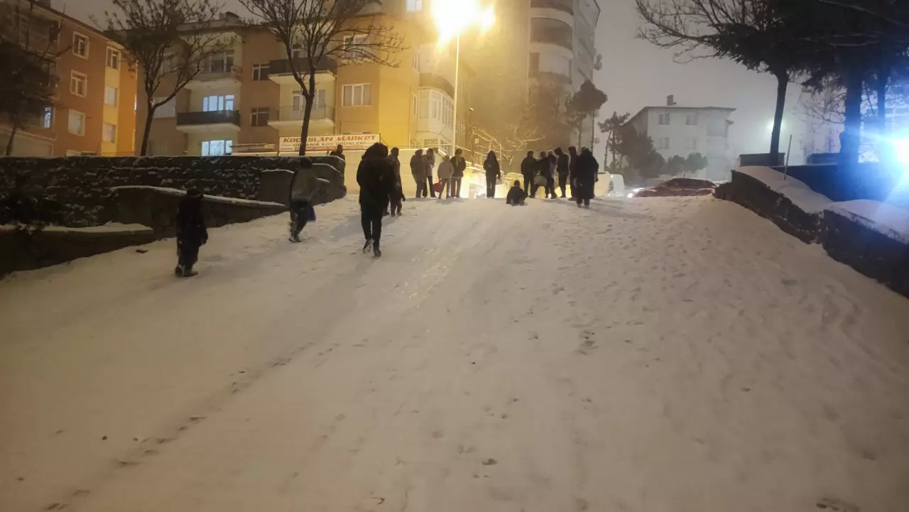 Yozgat’ta mahalle aralarında kar eğlencesi: Sokaklar kayak pistini aratmadı 5