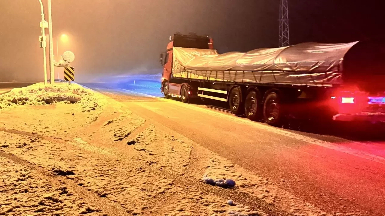 Bolu Dağı’nda kar dalgası: Ağır vasıtalar park alanlarına yönlendirildi 2