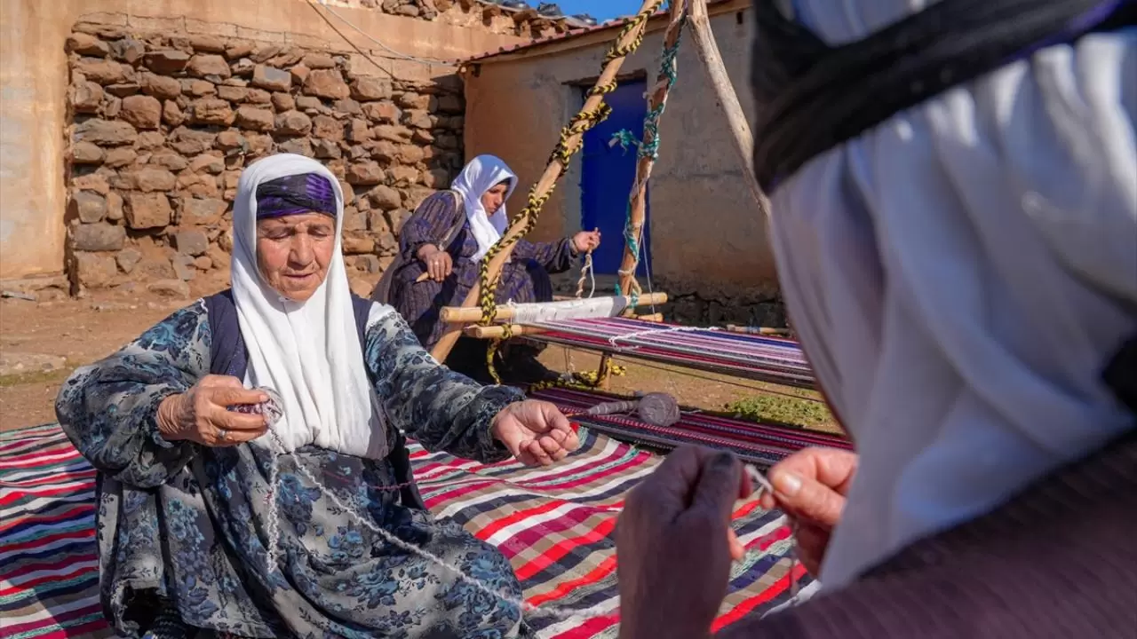 Evinin bahçesindeki tezgahta asırlık yöntemle kilim dokuyor 9