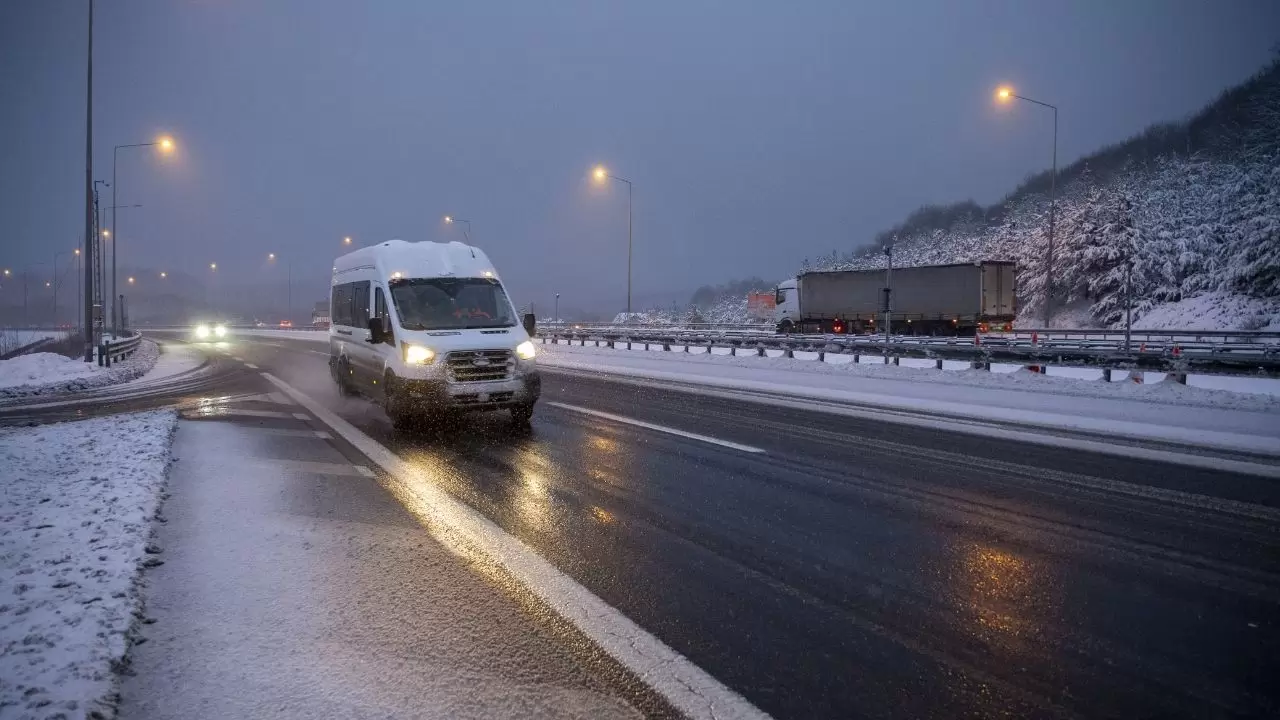 Bolu Dağı’nda kar etkili oluyor: Sürücülere kış lastiği uyarısı 16