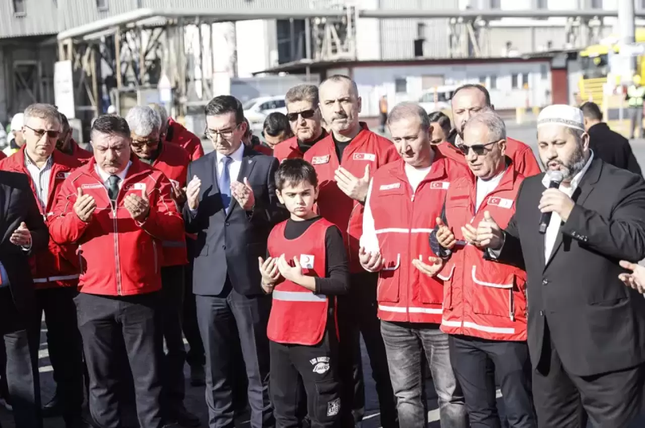 Kızılay'ın 19. Gazze ''İyilik Gemisi'' dualarla yola çıktı 8