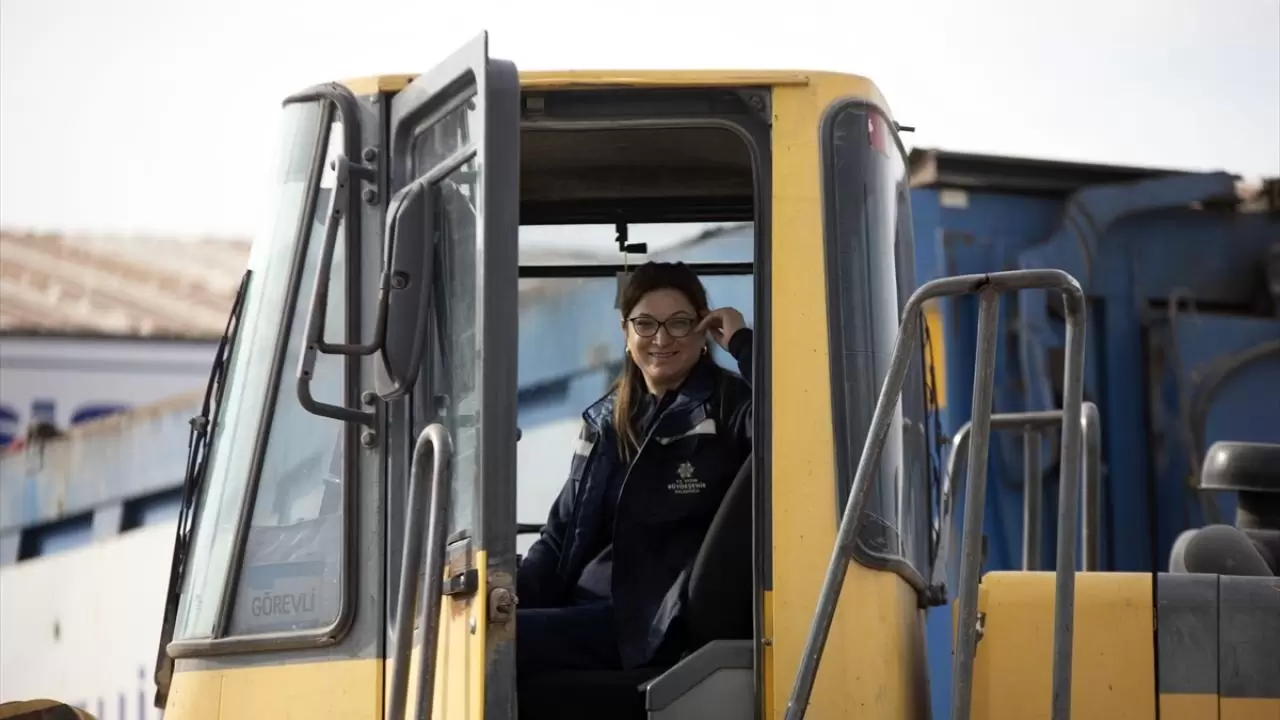 Ailesi karşı çıktı, o pes etmedi: Dozer operatörü olarak hayallerine kavuştu! 5