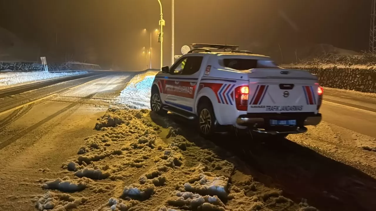 Bolu Dağı’nda kar dalgası: Ağır vasıtalar park alanlarına yönlendirildi 3