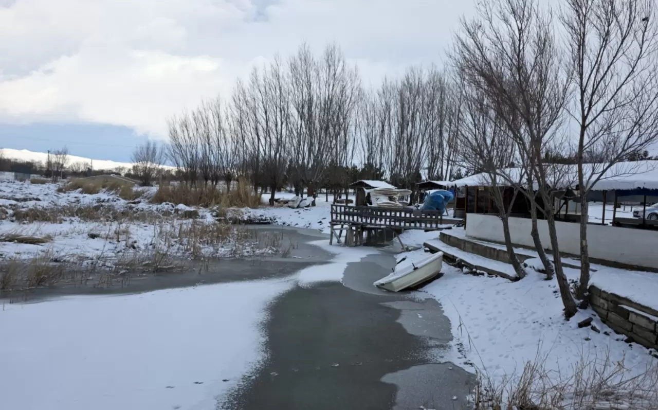 Sivas’ta soğuk hava etkisini artırdı: Hafik Gölü beyaza büründü 5