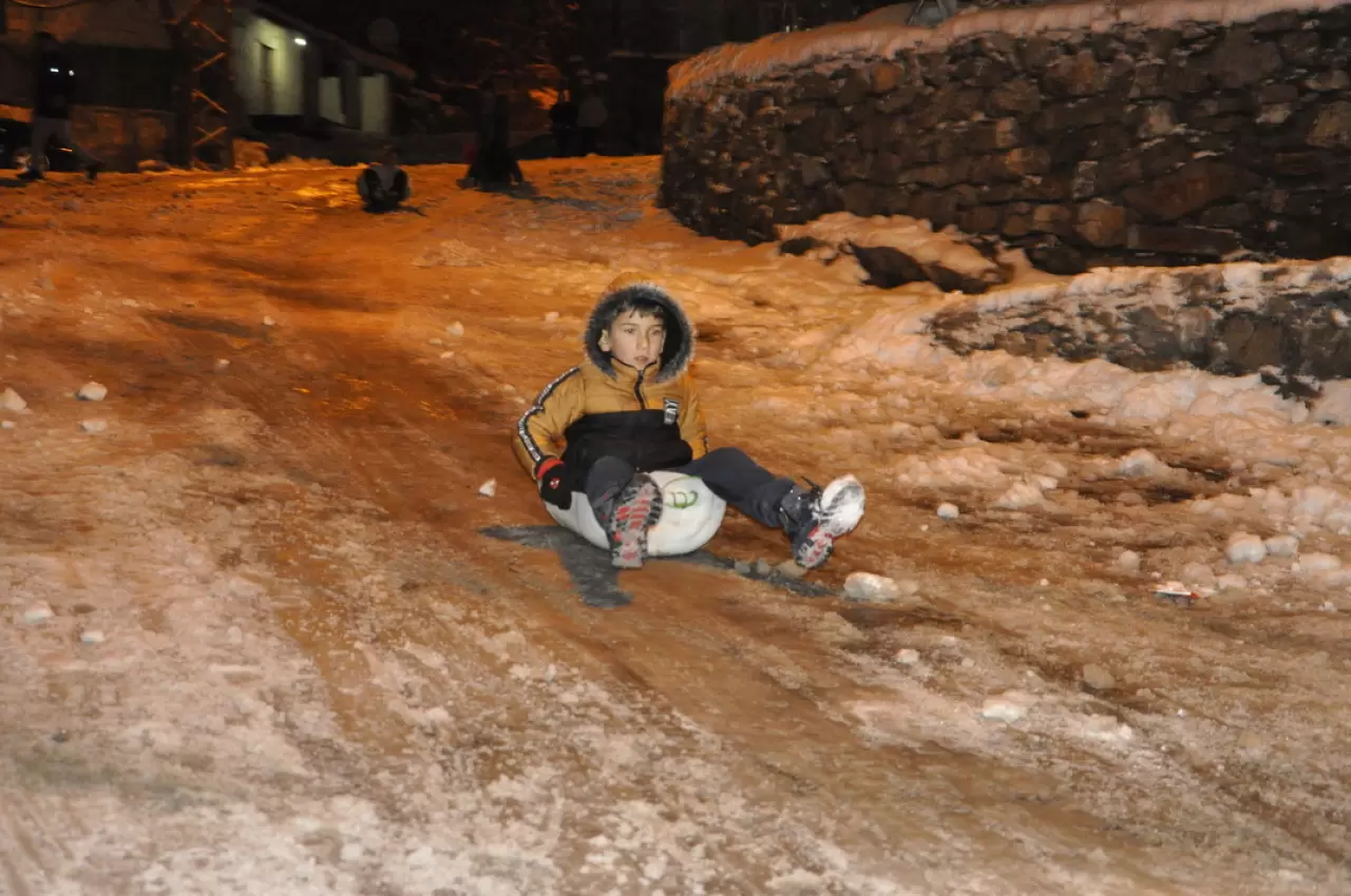Hakkari'de çocuklar kızak ve bidonlarla kayarak eğlendi 2