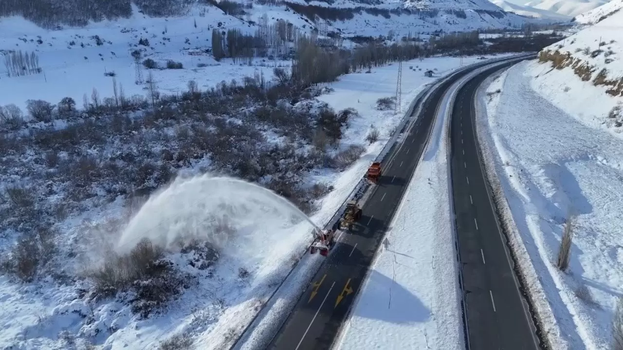 Doğu’da kış kapıyı çaldı! Erzincan ve Bayburt beyaza büründü: Yaylalar, köyler, geçitler kar altında 7