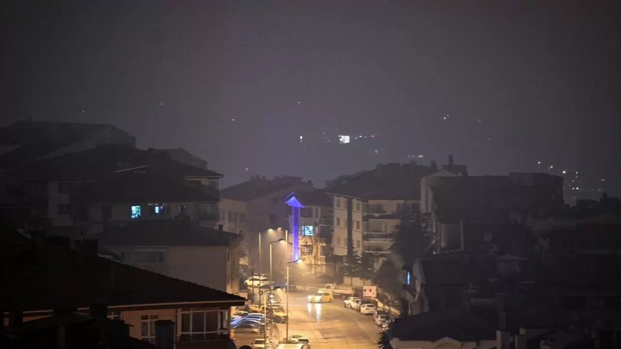 Ankara’da sis kabusu! Çankaya’nın yüksek kesimleri gece görünmez oldu 3