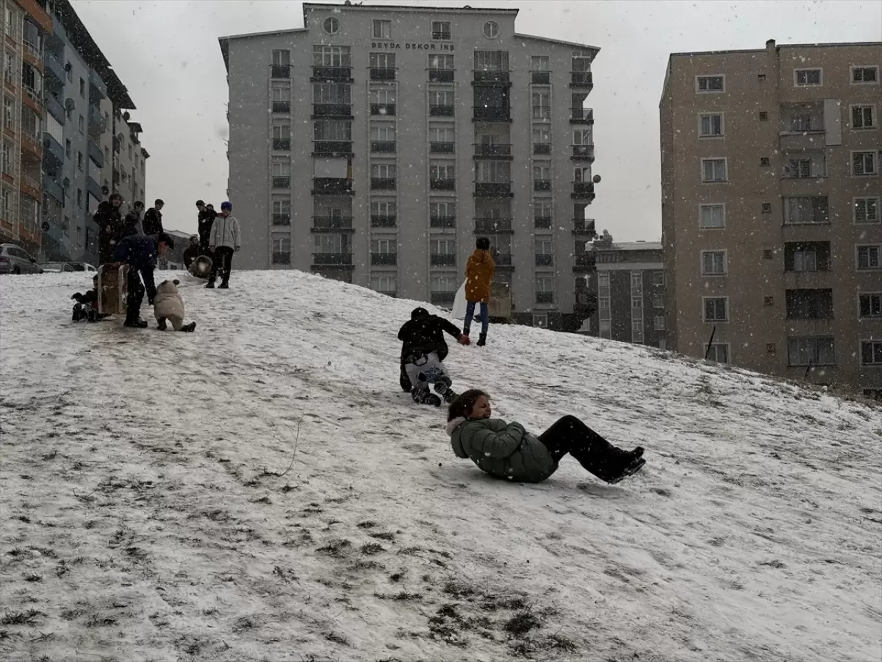 Erzurum’da kar sürprizi: Çocuklar mahalle aralarında eğlenceyi doruğa çıkardı 4