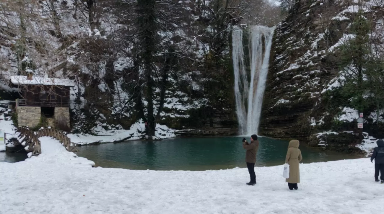 Sinop’ta kartpostallık manzara! Tatlıca Şelaleleri beyaza büründü 5