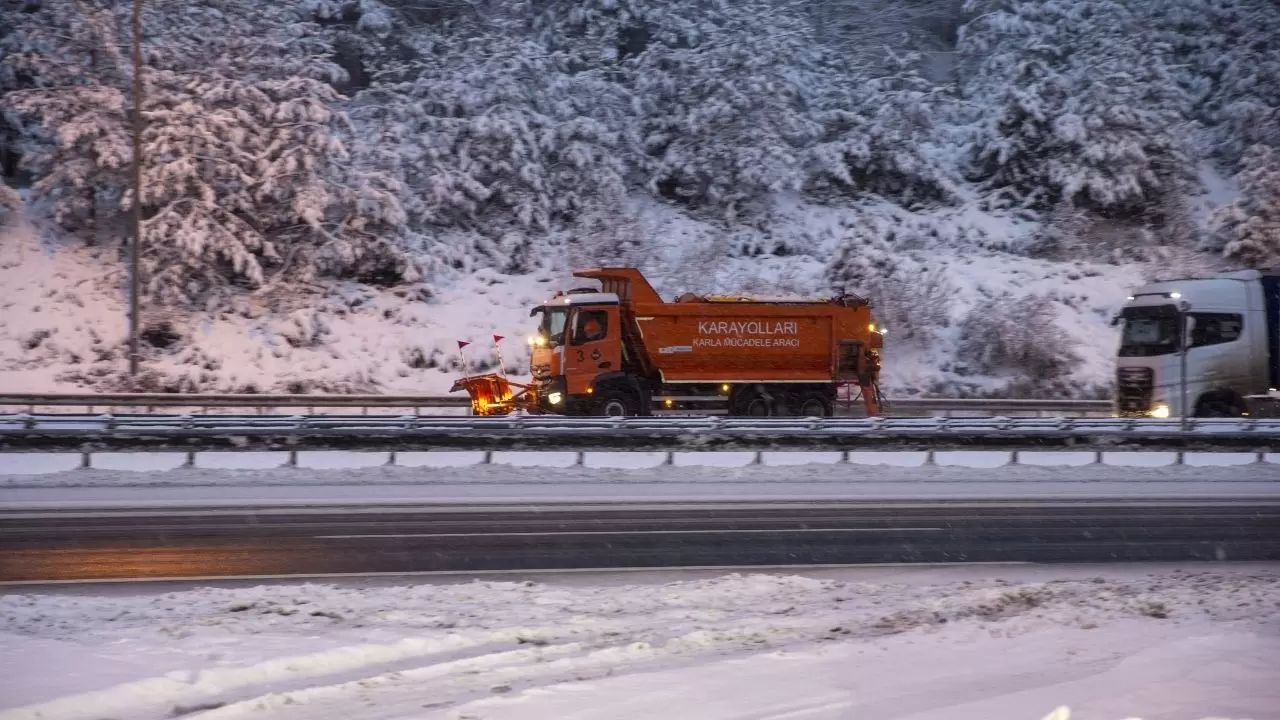 Bolu Dağı’nda kar etkili oluyor: Sürücülere kış lastiği uyarısı 4