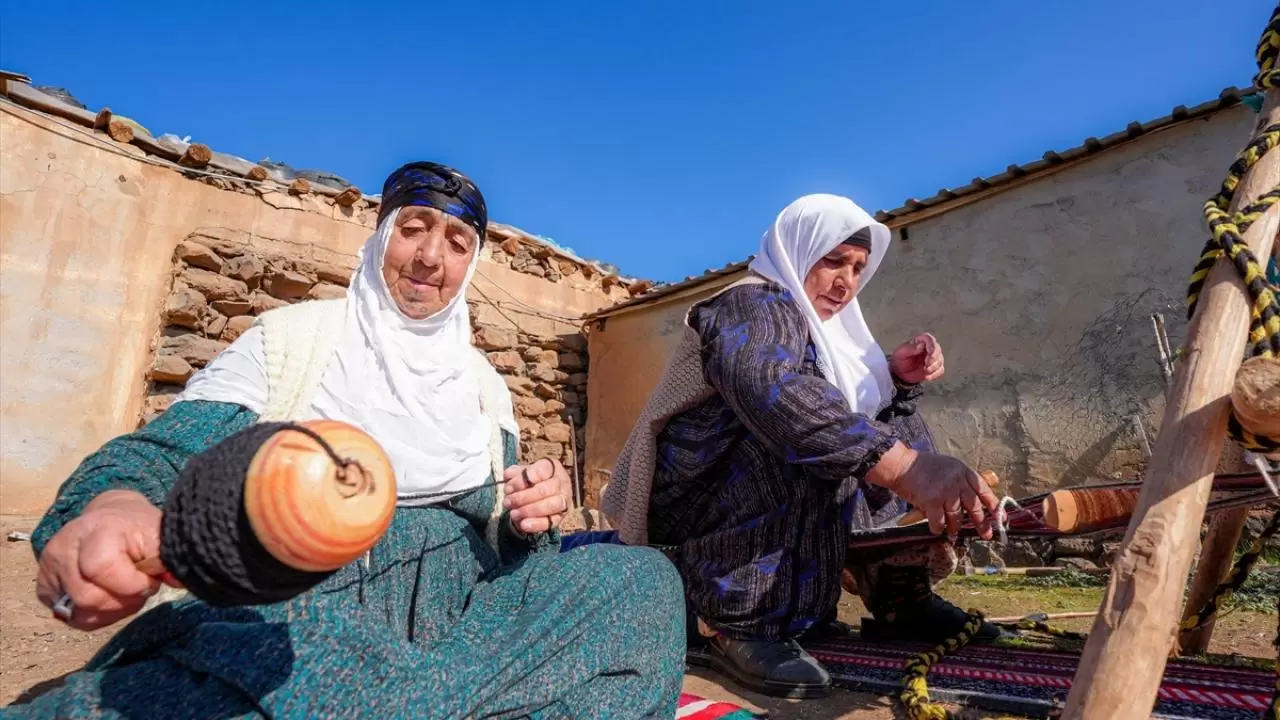 Evinin bahçesindeki tezgahta asırlık yöntemle kilim dokuyor 8