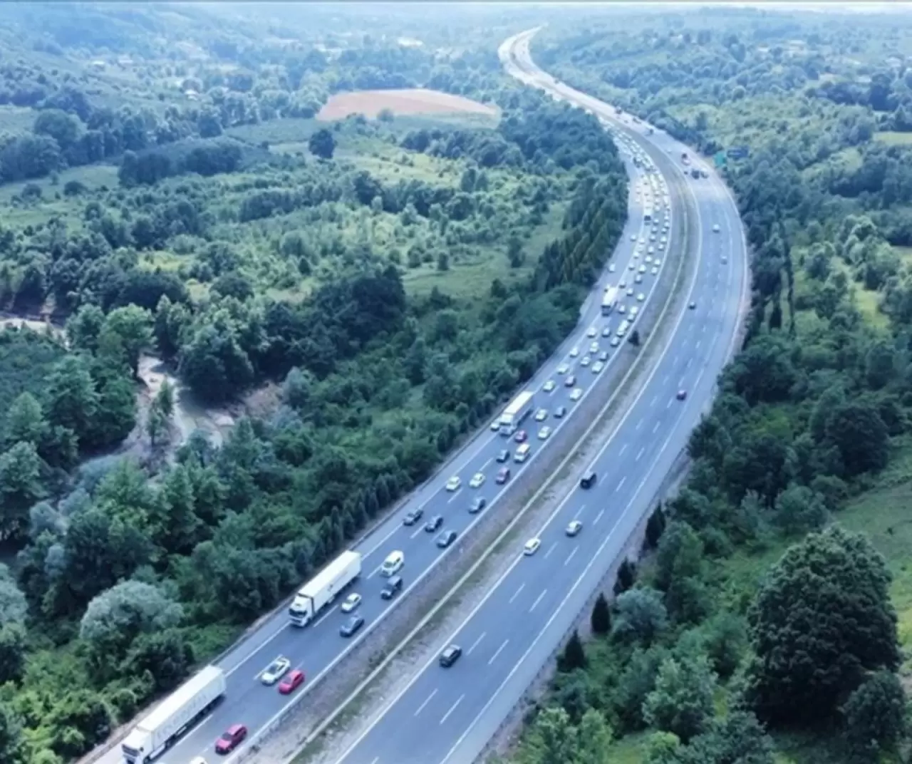 Yollarda büyük uyarı! Bu güzergâhlarda trafik tek şeride düştü: Sürücüler saatlerce bekleyebilir 7