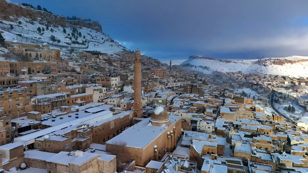 Mardin’de kar manzarası hayran bıraktı! Tarihi yapılar havadan görüntülendi 1