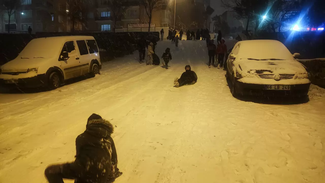 Yozgat’ta mahalle aralarında kar eğlencesi: Sokaklar kayak pistini aratmadı 4