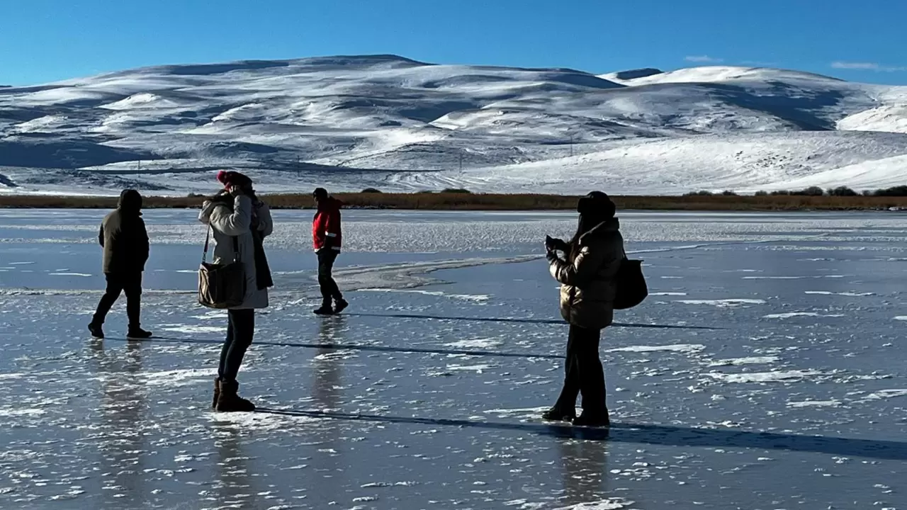Çıldır Gölü’nde kış sezonu başlıyor: Buz kalınlığı 10 santimetreye ulaştı 3