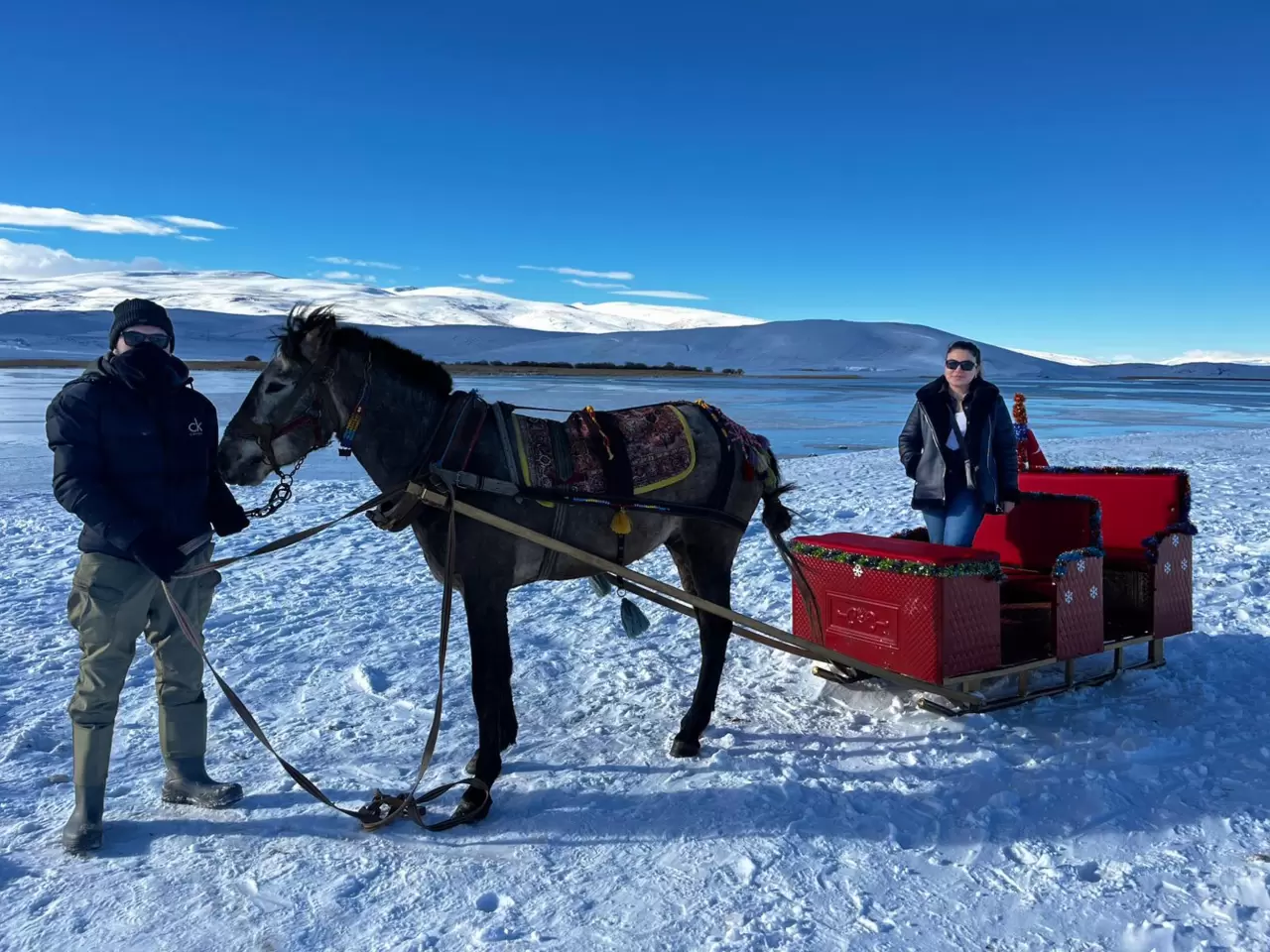 Çıldır Gölü’nde kış sezonu başlıyor: Buz kalınlığı 10 santimetreye ulaştı 6